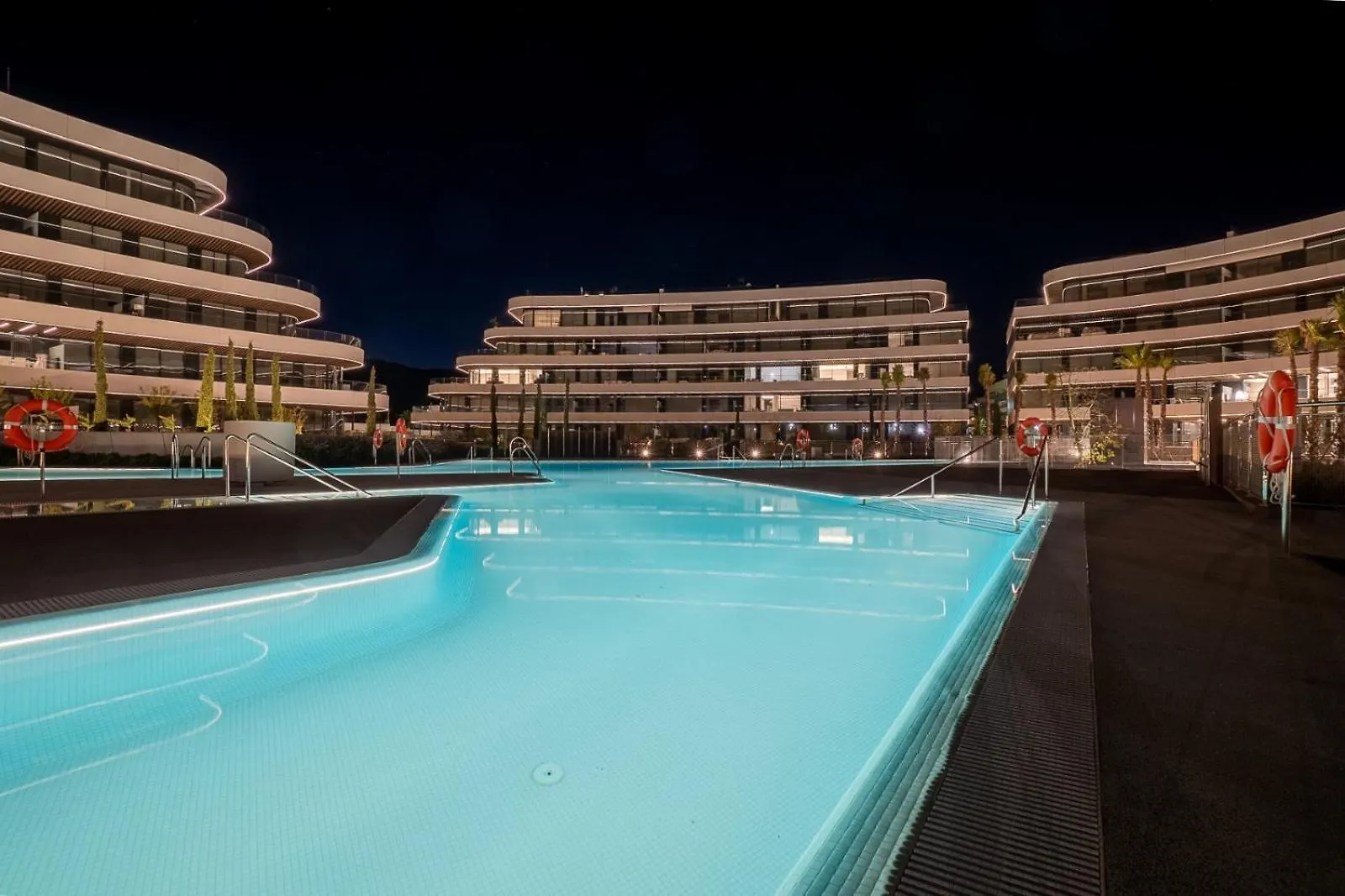 Vivi Homes - Mali Pool, Jacuzzi, Garden, Gym & Sea View 토레몰리노스 아파트