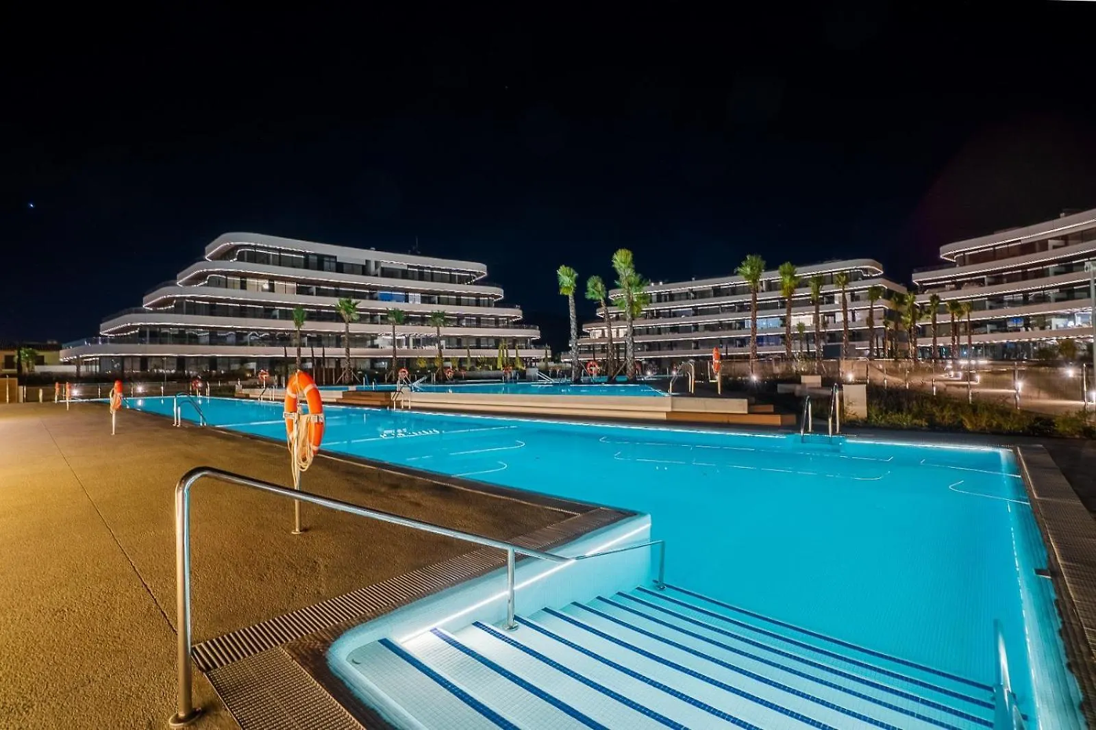 Vivi Homes - Mali Pool, Jacuzzi, Garden, Gym & Sea View 토레몰리노스