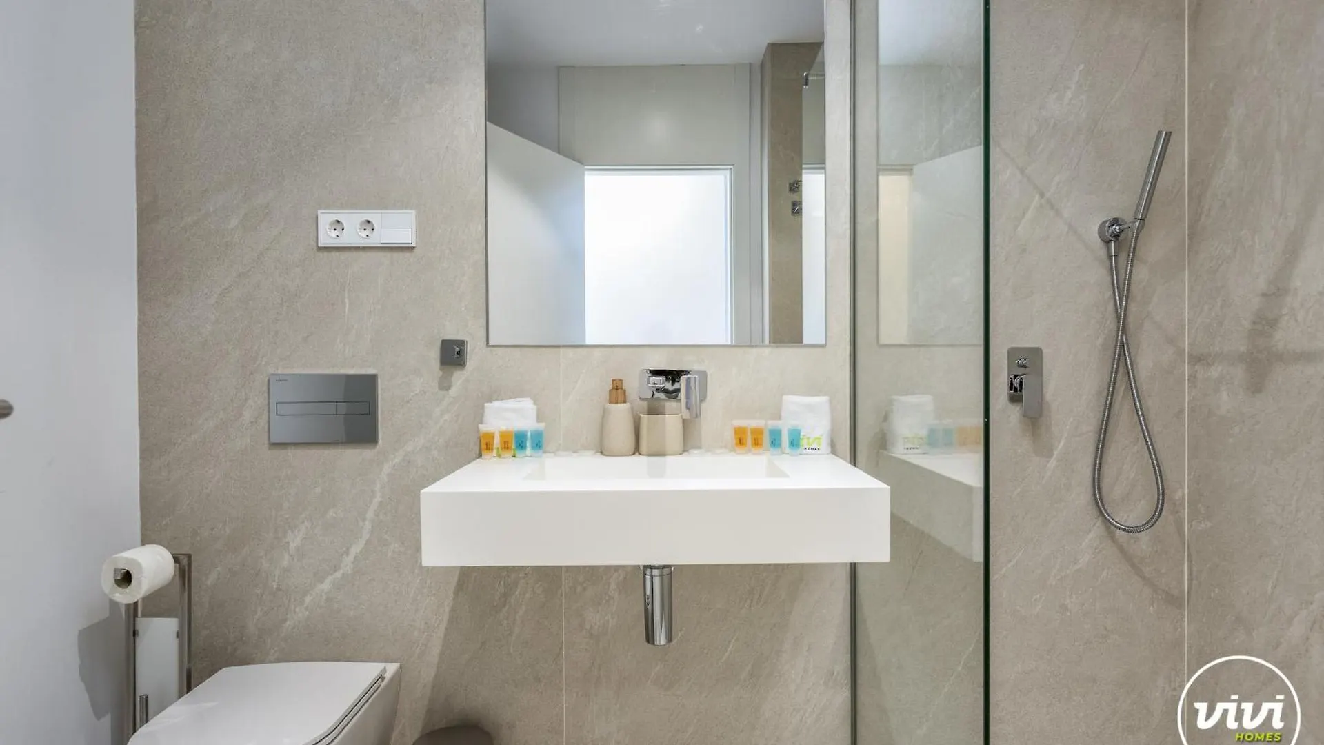 Vivi Homes - Mali Pool, Jacuzzi, Garden, Gym & Sea View 토레몰리노스 아파트